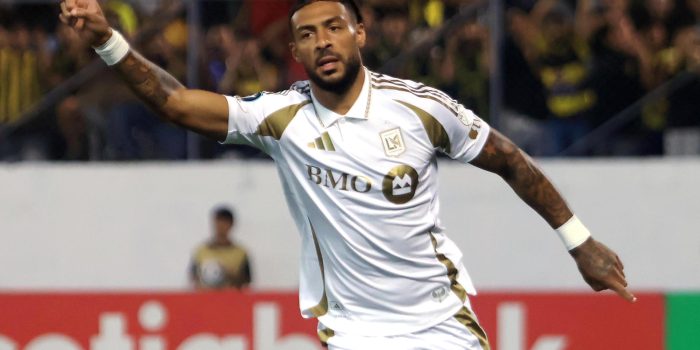 Denis Bouanga, de Los Angeles FC, celebra un gol en un partido de la Copa de Campeones de Concacaf entre Real España y Los Ángeles FC en el estadio General Francisco Morazán en San Pedro Sula (Honduras). EFE/José Valle