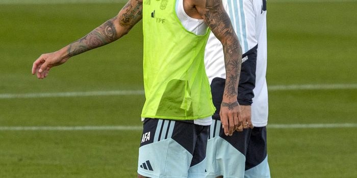 Los jugadores de la selección Argentina Lionel Messi (d) y De Paul (i), durante un momento del entrenamiento previo al partido que disputarán el próximo 24 de noviembre ante Angola, este martes en el campo de Fútbol de la Finca Resort en Algorfa, Alicante. EFE/Marcial Guillén