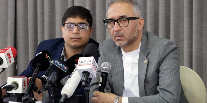 El embajador de Irán en México, Albolfazl Pasandideh (d), fue captado este 6 de junio, durante una conferencia de prensa, en la ciudad de Tijuana (México). EFE/Joebeth Terríquez