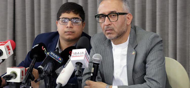 El embajador de Irán en México, Albolfazl Pasandideh (d), fue captado este 6 de junio, durante una conferencia de prensa, en la ciudad de Tijuana (México). EFE/Joebeth Terríquez
