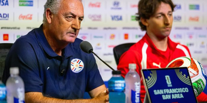 El seleccionador de Paraguay, Gustavo Alfaro (i) habla en una rueda de prensa este jueves, en San Francisco, California (Estados Unidos). EFE/ Miguel Gutiérrez