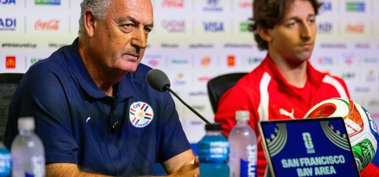 El seleccionador de Paraguay, Gustavo Alfaro (i) habla en una rueda de prensa este jueves, en San Francisco, California (Estados Unidos). EFE/ Miguel Gutiérrez