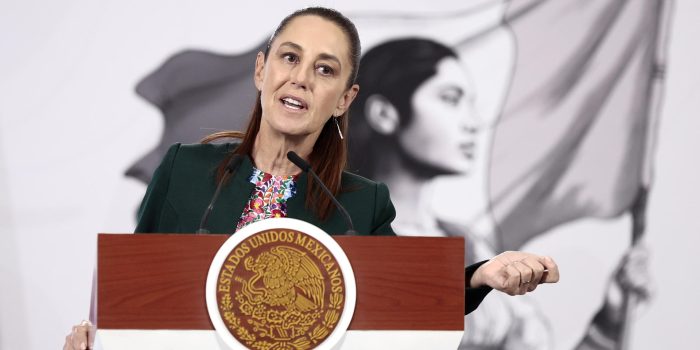 La presidenta de México, Claudia Sheinbaum, habla en una rueda de prensa este jueves en Palacio Nacional de la Ciudad de México (México). EFE/José Méndez