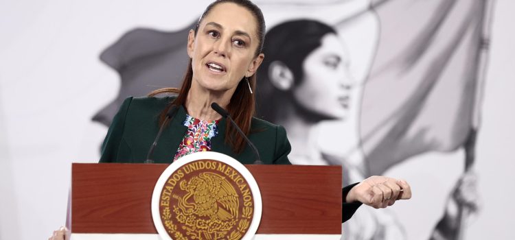 La presidenta de México, Claudia Sheinbaum, habla en una rueda de prensa este jueves en Palacio Nacional de la Ciudad de México (México). EFE/José Méndez
