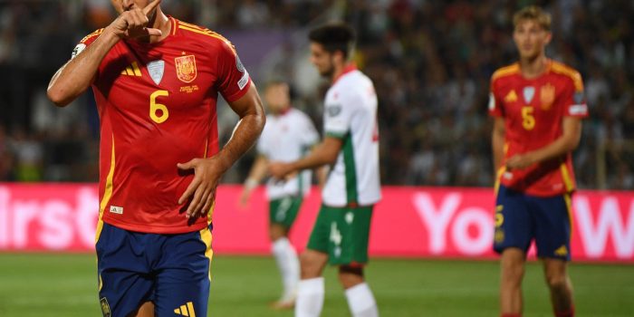 Mikel Merino marca el 0-3 ante Bulgaria em Sofía. EFE/EPA/VASSIL DONEV