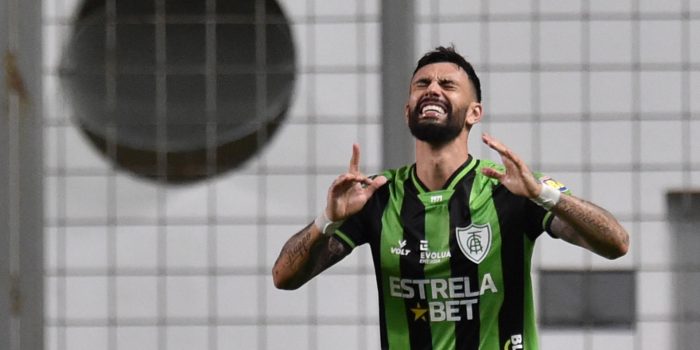 Mastriani de America celebra un gol hoy, en un partido de la fase de grupos de la Copa Sudamericana entre America-MG y Peñarol en el estadio Independencia, en Belo Horizonte (Brasil). EFE/ Yuri Edmundo