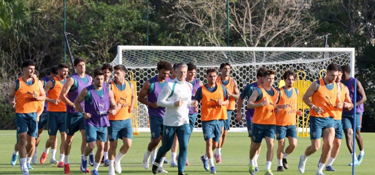 Jugadores de la selección de fútbol de Portugal entrenan previo a un partido amistoso contra México en el balneario de Cancún (México). EFE/Alonso Cupul