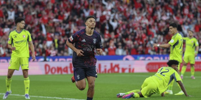 El jugador del Benfica Alexander Bah celebra un gol con el AVS durante el partido de la Liga Portuguesa jugado en Da Luz stadium, en Lisboa, Portugal. EFE/EPA/ANTONIO COTRIM