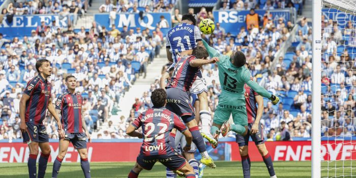 - El futbolista de la Real Sociedad Jon Martín (c, arriba) bate la portería de Matthew Ryan (d), para marcar el 1-0 al Levante UD durante el partido de LaLiga EA Sports disputado este sábado en el Estadio de Anoeta de San Sebastián. EFE/Javier Etxezarreta