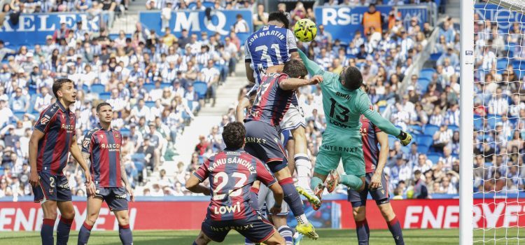 - El futbolista de la Real Sociedad Jon Martín (c, arriba) bate la portería de Matthew Ryan (d), para marcar el 1-0 al Levante UD durante el partido de LaLiga EA Sports disputado este sábado en el Estadio de Anoeta de San Sebastián. EFE/Javier Etxezarreta
