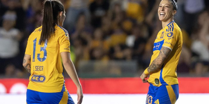 Jennifer Hermoso (d) y Ana Da Silva de Tigres celebran un gol en el estadio Universitario en Monterrey (México). Fotografía de archivo. EFE/ Miguel Sierra