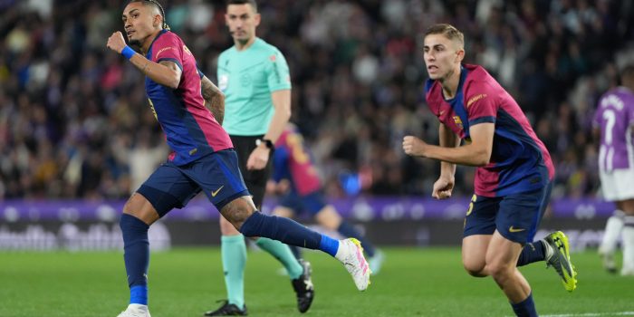 El delantero del Barcelona Raphinha (i) celebra tras marcar ante el Valladolid, durante el partido de LaLiga de fútbol que Real Valladolid y FC Barcelona disputaron en el estadio José Zorrilla. EFE/R. García