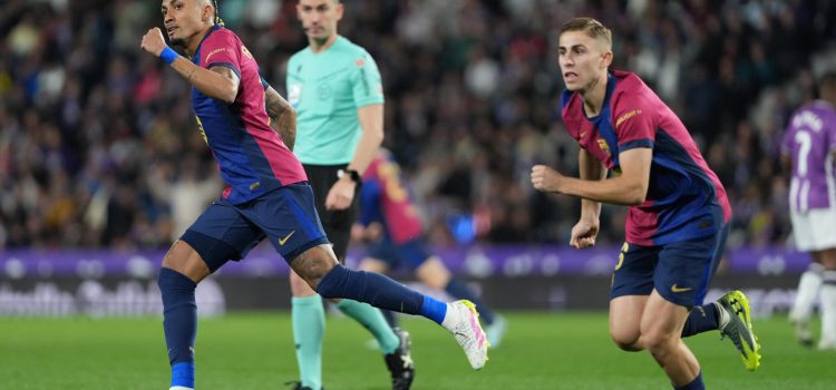 El delantero del Barcelona Raphinha (i) celebra tras marcar ante el Valladolid, durante el partido de LaLiga de fútbol que Real Valladolid y FC Barcelona disputaron en el estadio José Zorrilla. EFE/R. García