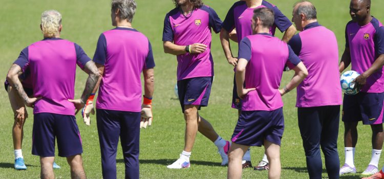 Exjugadores del Barcelona participan en un entrenamiento este lunes, previo al partido amistoso 'Copa de Leyendas' entre Barcelona y Real Madrid en Guadalajara (México). EFE/ Francisco Guasco
