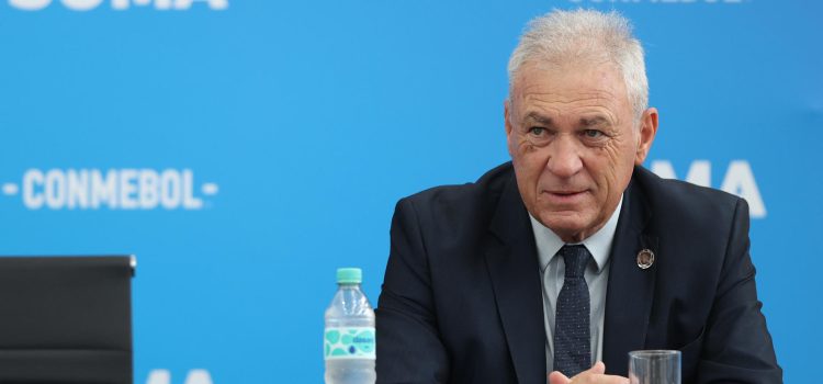 El director de Desarrollo de la Confederación Sudamericana de Fútbol (Conmebol), Nery Pumpido, habla durante el evento de firma de acuerdo entre la Conmebol y el Gobierno de Paraguay para fortalecer la protección de niñas, niños y adolescentes, en Luque (Paraguay). EFE/ Juan Pablo Pino