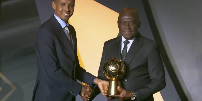Imagen del árbitro somalí Omar Abdulkadir Artan (i) cuando recogió el premio al árbitro masculino del año 2025 por la Confederación Africana de Fútbol (CAF). EFE/Captura de vídeo de la CAF - SOLO USO EDITORIAL/SOLO DISPONIBLE PARA ILUSTRAR LA NOTICIA QUE ACOMPAÑA (CRÉDITO OBLIGATORIO) -