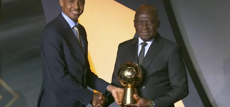 Imagen del árbitro somalí Omar Abdulkadir Artan (i) cuando recogió el premio al árbitro masculino del año 2025 por la Confederación Africana de Fútbol (CAF). EFE/Captura de vídeo de la CAF - SOLO USO EDITORIAL/SOLO DISPONIBLE PARA ILUSTRAR LA NOTICIA QUE ACOMPAÑA (CRÉDITO OBLIGATORIO) -