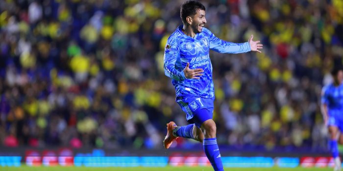 Ángel Correa, de Tigres, celebra un gol este sábado en un partido de la Liga MX entre América y Tigres en el estadio Ciudad de los Deportes, en Ciudad de México (México). EFE/ Sáshenka Gutiérrez