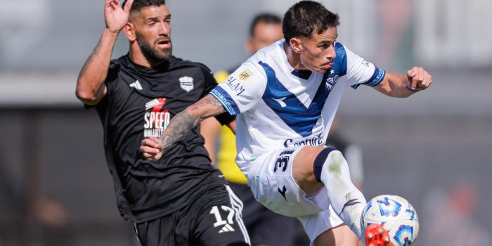 ALT Vélez empata con Deportivo Riestra, que hizo debutar a un 'streamer', y el campeonato argentino queda al rojo vivo