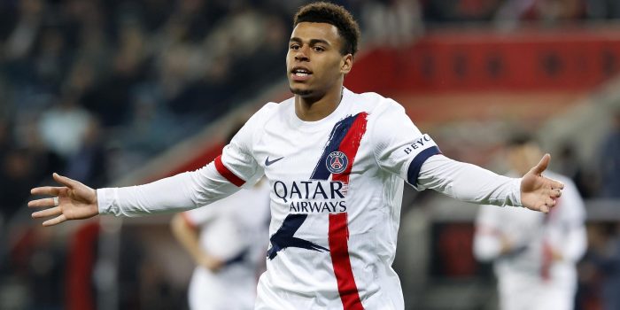 El jugador del PSG Desire Doue marca al OGC Nice en el partido de la Ligue 1 jugado en Niza, Francia. EFE/EPA/SEBASTIEN NOGIER