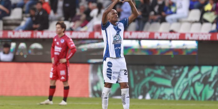 Fotografía de archivo del colombiano Luis Quiñones de Pachuca celebrando un gol en el estadio Hidalgo, en Pachuca (México). EFE / David Martínez Pelcastre