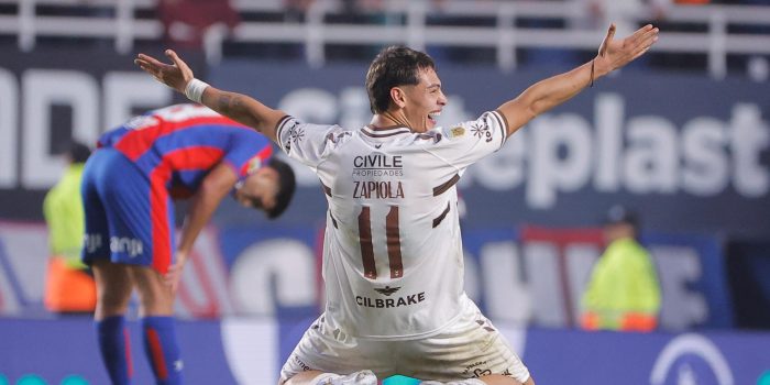 Franco Zapiola de Platense celebra el triunfo frente a San Lorenzo. EFE/Juan Ignacio Roncoroni