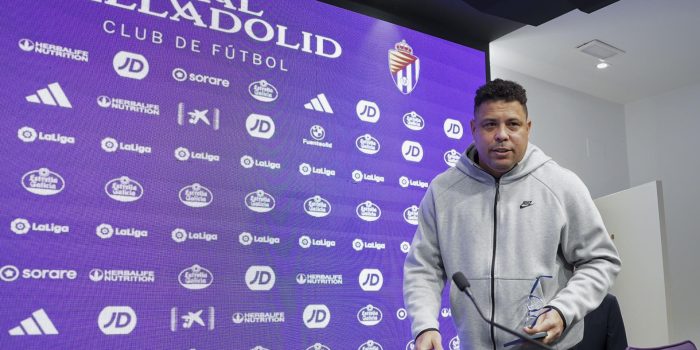 -El presidente del Real Valladolid, Ronaldo Nazário, comparece este lunes en rueda de prensa tras cerrar ayer el equipo la temporada con un descenso a segunda categoría.EFE/Nacho Gallego