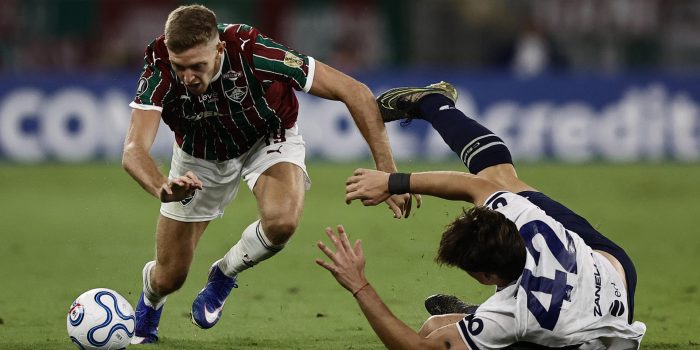 Rodrigo Castillo (i), de Fluminense, disputa el balón con Sheyko Studer, de Independiente Rivadavia, en un partido de la fase de grupos de la Copa Libertadores entre Fluminense e Independiente Rivadavia en el estadio Maracaná en Río de Janeiro (Brasil). EFE/André Coelho