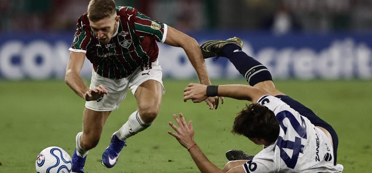 Rodrigo Castillo (i), de Fluminense, disputa el balón con Sheyko Studer, de Independiente Rivadavia, en un partido de la fase de grupos de la Copa Libertadores entre Fluminense e Independiente Rivadavia en el estadio Maracaná en Río de Janeiro (Brasil). EFE/André Coelho