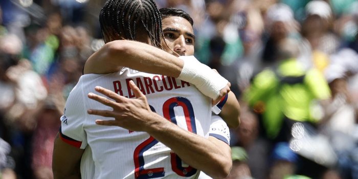Achraf Hakimi (d) celebra este lunes el segundo gol de la victoria del París Saint Germain sobre Seattle Sounders en Seattle al cierre de la fase de grupos del Mundial de Clubes. EFE/EPA/JOHN G. MABANGLO