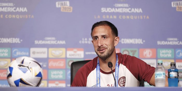 El jugador argentino de Lanús Carlos Izquierdoz, durante una rueda de prensa en Asunción (Paraguay). EFE/Juan Pablo Pino