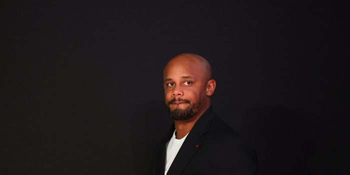 El jugador del Bayern Vincent Kompany atiende a los medios en el Parque de los Príncipes en París, Francia. EFE/EPA/Mohammed Badra