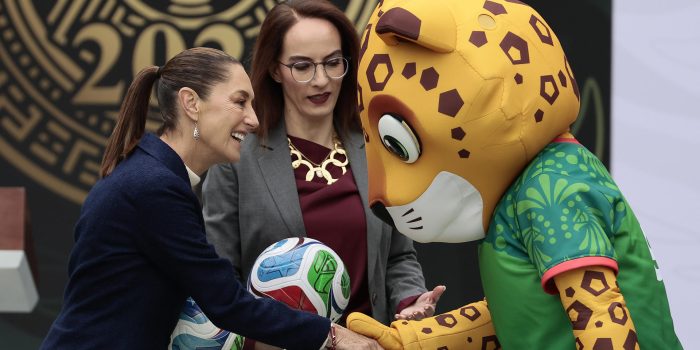 La presidenta de México Claudia Sheibaum (i) saluda al jaguar Zayu (d), mascota de México para la Copa Mundial de la FIFA 2026 durante una rueda de prensa este lunes, en el Complejo Cultural Los Pinos de la Ciudad de México (México). EFE/José Méndez