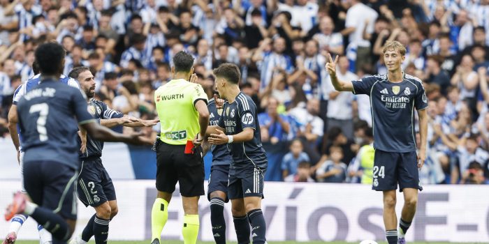 El defensa del Real Madrid Dean Huijsen durante su expulsión en el partido de la jornada 4 de La Liga EA Sports en el estadio Municipal de Anoeta en San Sebastián.-EFE/ Juan Herrero