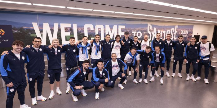 Fotografía cedida por la Asociación Paraguaya de Fútbol (APF) de los jugadores de la selección posando a su llegada este domingo a San José (EE.UU) para jugar el Mundial. EFE/ Asociación Paraguaya de Fútbol
