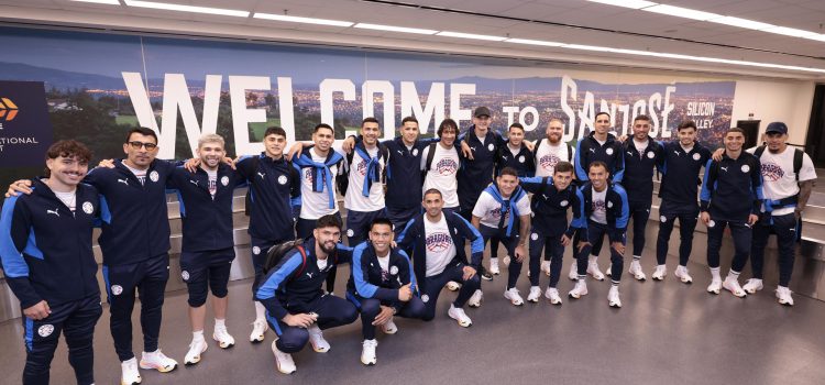 Fotografía cedida por la Asociación Paraguaya de Fútbol (APF) de los jugadores de la selección posando a su llegada este domingo a San José (EE.UU) para jugar el Mundial. EFE/ Asociación Paraguaya de Fútbol