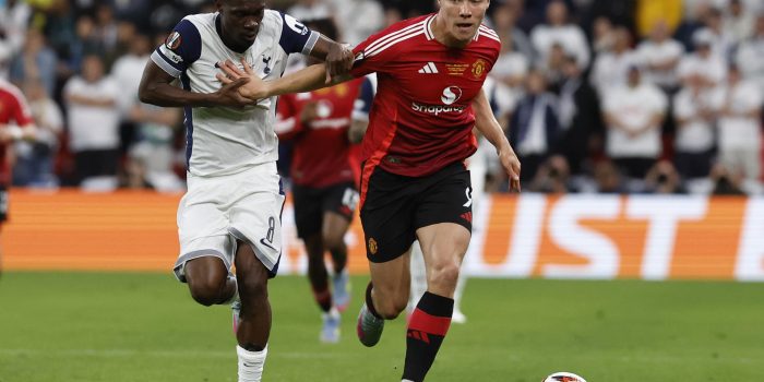 El delantero danés del Manchester United Rasmus Hojlund (d) pelea un balón con el centrocampista maliense del Tottenham Yves Bissouma en foto de archivo de Miguel Toñ. EFE
