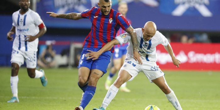 ALT El Alavés ficha al delantero "Stoichkov", procedente del Eibar