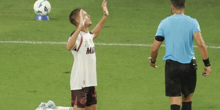 Rodrigo Castillo (i), de Lanús, celebra un gol este jueves en el partido de vuelta de la final de la Recopa Sudamericana ante Flamengo en el estadio Maracaná, en Rio de Janeiro (Brasil). EFE/ Antonio Lacerda