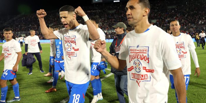 Jugadores de la selección de de Paraguay celebran la clasificación al Mundial de 2026 tras igualar 0-0 con la de Ecuador este jueves en el estadio asunceno Defensores del Chacoen la penútlima fecha de las eliminatorias sudamericanas. EFE/ Juan Pablo Pino