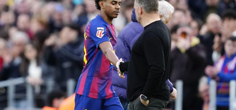 El delantero del Barcelona Lamine Yamal y el entrenador del Barcelona Hans-Dieter Flick, durante el partido de la jornada 26 de LaLiga entre el Barcelona y el Villarreal, este sábado en el estadio Spotify Camp Nou en Barcelona.-EFE/ Alejandro García