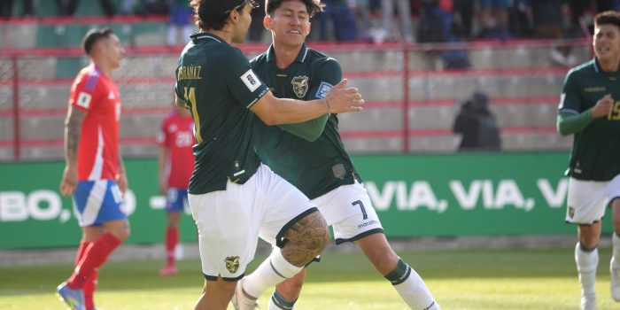 Miguel Terceros (c) de Bolivia celebra un gol ante Chile. EFE/Javier Mamani