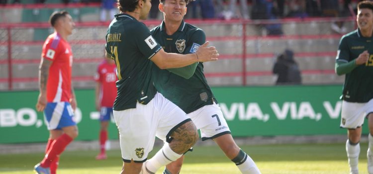 Miguel Terceros (c) de Bolivia celebra un gol ante Chile. EFE/Javier Mamani