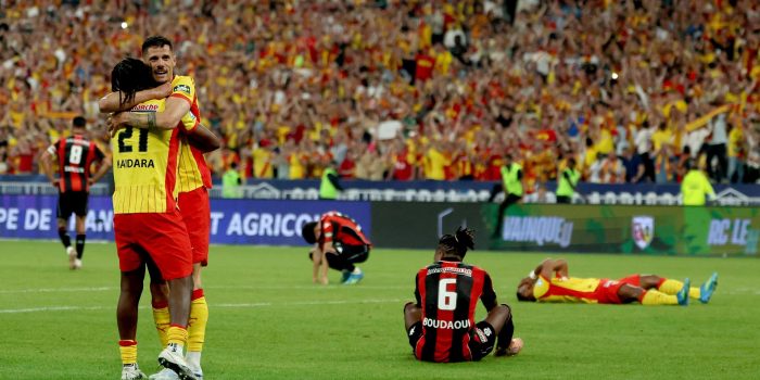 Los jugadores del Lens celebran el triunfo, entre la desolación de los futbolistas del Niza. EFE/EPA/MOHAMMED BADRA