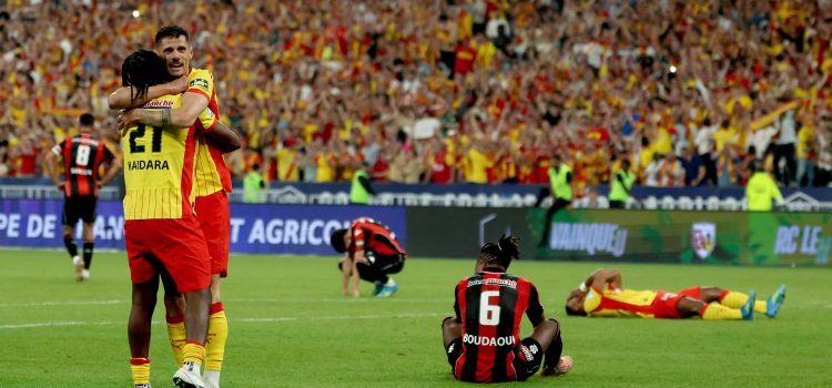 Los jugadores del Lens celebran el triunfo, entre la desolación de los futbolistas del Niza. EFE/EPA/MOHAMMED BADRA