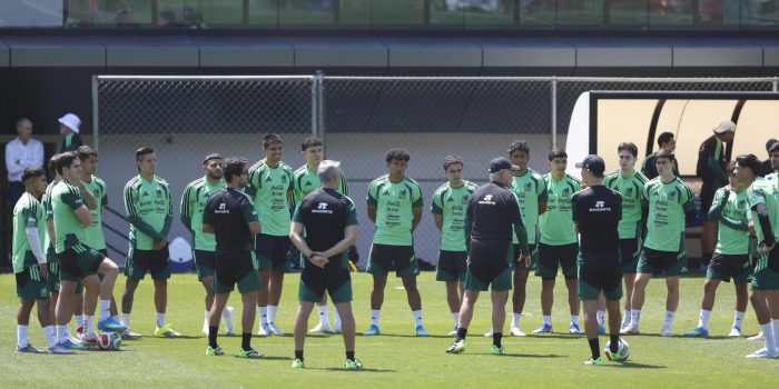 Integrantes del cuerpo técnico y jugadores de la selección mexicana de fútbol participan en un entrenamiento en el Centro de Alto Rendimiento (CAR) este miércoles, en Ciudad de México (México). EFE/Sáshenka Gutiérrez