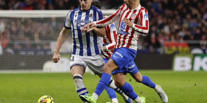 Griezmann y Sucic, en el último Atlético de Madrid-Real Sociedad. EFE/Sergio Pérez