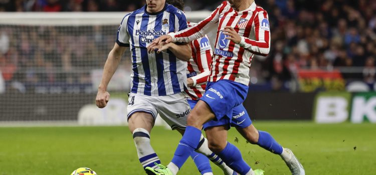 Griezmann y Sucic, en el último Atlético de Madrid-Real Sociedad. EFE/Sergio Pérez