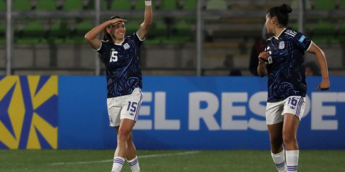 Florencia Bonsegundo (i), de Argentina, celebra el gol del triunfo de Argentina en su visita a Chile en la Liga de Naciones Femenina en el Estadio Elías Figueroa en Valparaíso. EFE/Adriana Thomasa