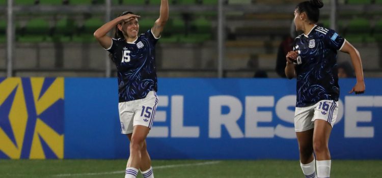 Florencia Bonsegundo (i), de Argentina, celebra el gol del triunfo de Argentina en su visita a Chile en la Liga de Naciones Femenina en el Estadio Elías Figueroa en Valparaíso. EFE/Adriana Thomasa